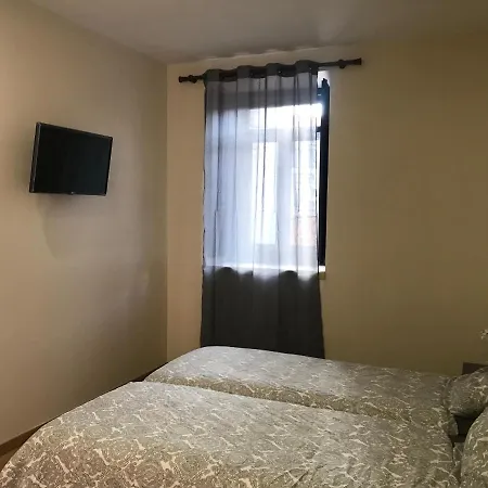 Wood Steel & Glass Hostal *